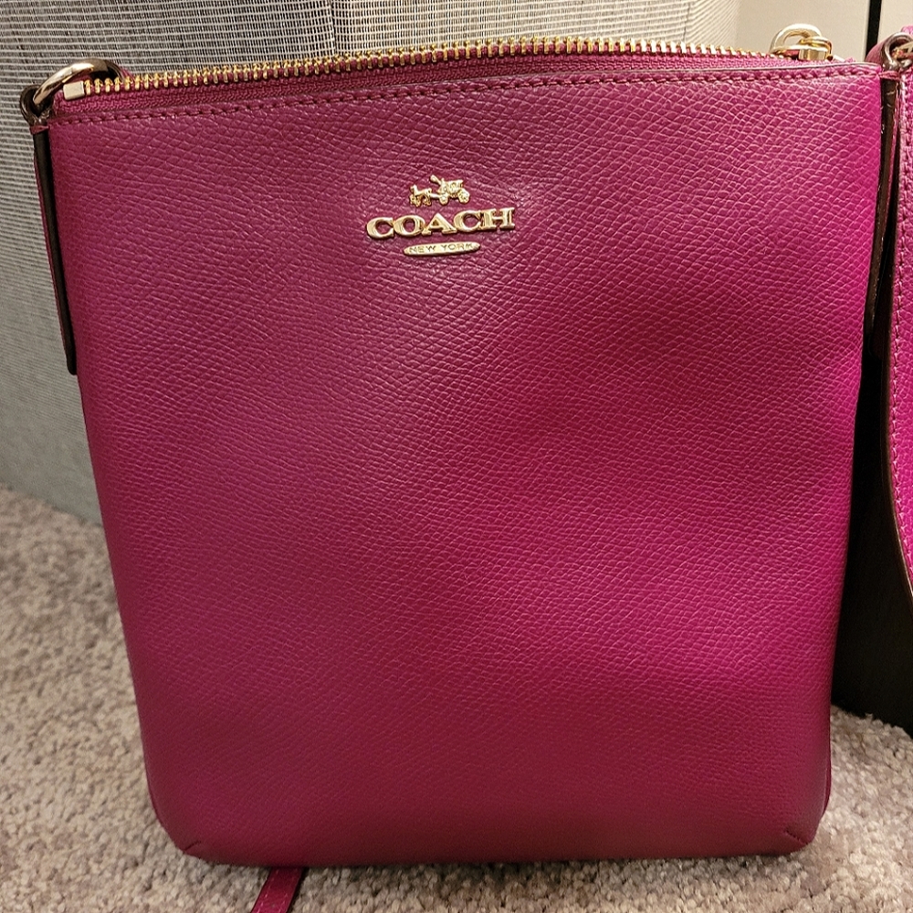 ⭐️COACH gorgeous maroon crossbody⭐️